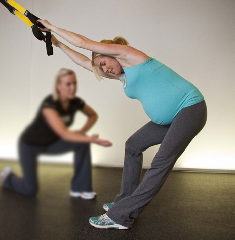 woman doing trx during pregnancy