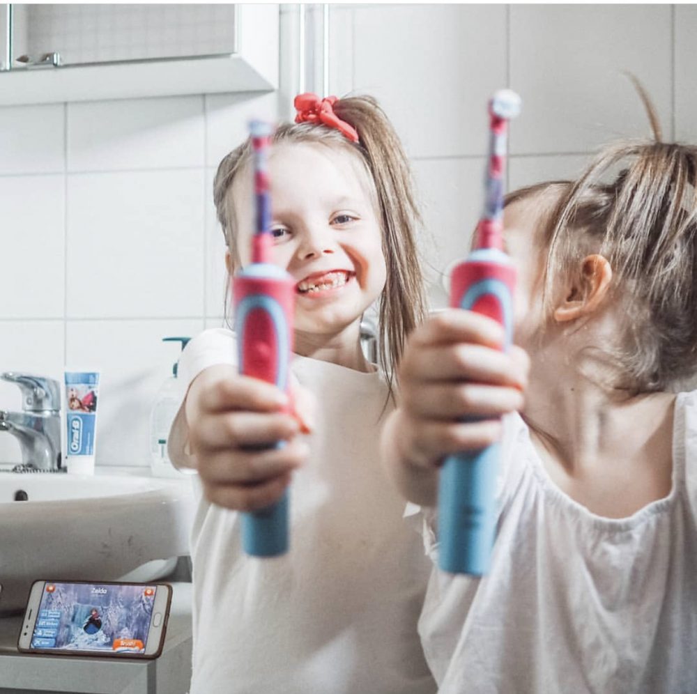 kids brushing teeth