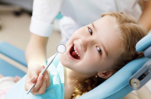 child at the dentit's